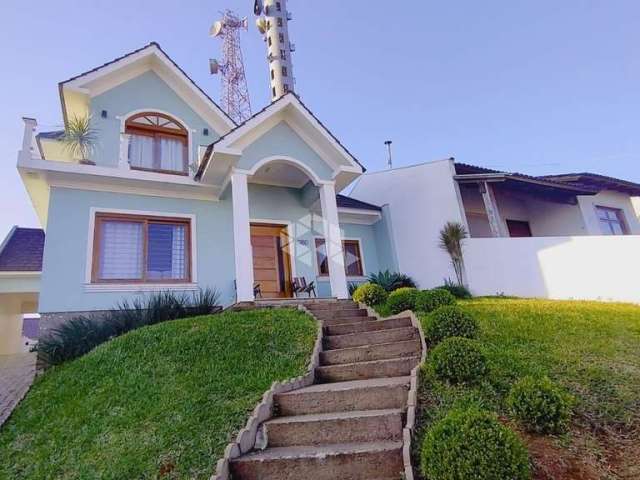 Casa em alvenaria na Linha João Alves, 3 suítes, garagem coberta, 4 banheiros, 3 vagas de garagem.