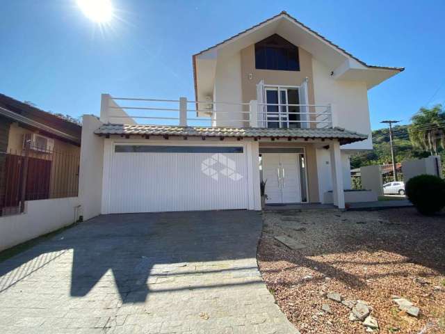 Casa de esquina com espaço gourmet e piscina, proximo do centro em Santa Cruz do Sul