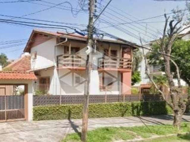 Casa de esquina com 240 m² e 4 quartos à venda no bairro Partenon.