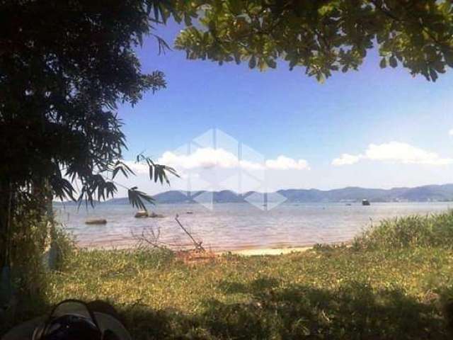 Terreno no bairro barreiros, em são josé, sc, vista para o mar, medindo 388,80m² de área total.