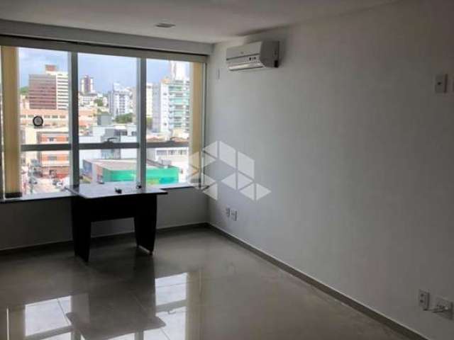 Sala comercial no bairro estreito, em florianópolis, sc, vista mar, medindo 41,02m² de área total.