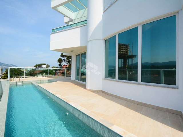 Casa residencial no bairro cacupé, em florianópolis, sc, com vista para a baía norte, piscina, spa, lareira, 05 suítes e 05 vagas de garagem.