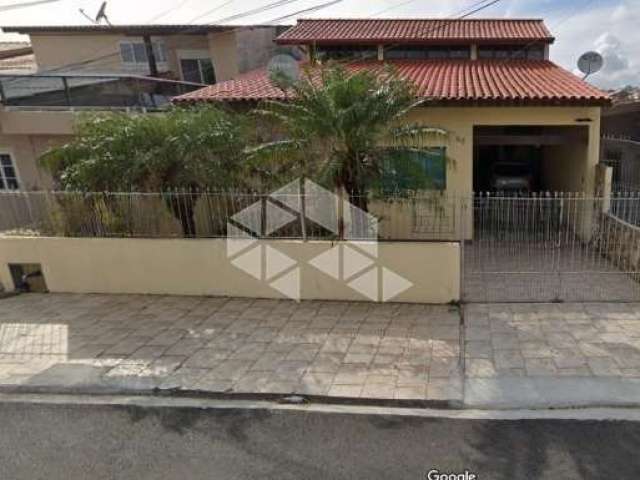 Casa residencial no bairro bela vista, em são josé, sc, semi-mobiliada, espaço gourmet, churrasqueira, 02 dormitórios, e 03 vagas de garagem.