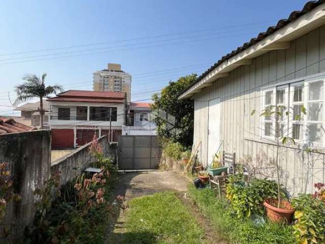 Terreno medindo 300m² de área total no bairro barreiros em são josé/sc