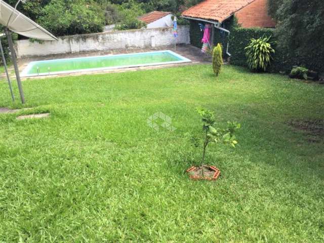 TRISTEZA - Terreno com casa de 04 dorm. piscina e garagens. Ótimo para construir.