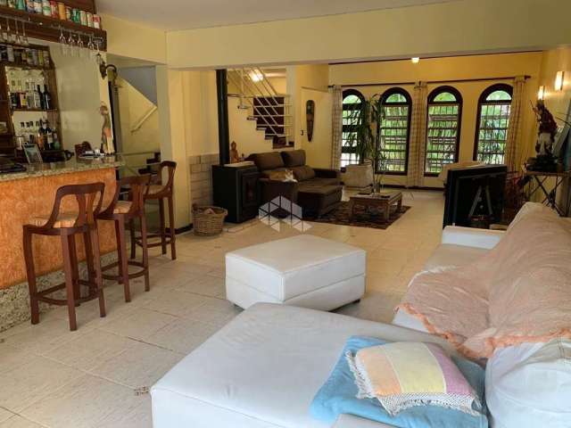 Excelente Casa 3 Dormitórios com 308 m² privativos