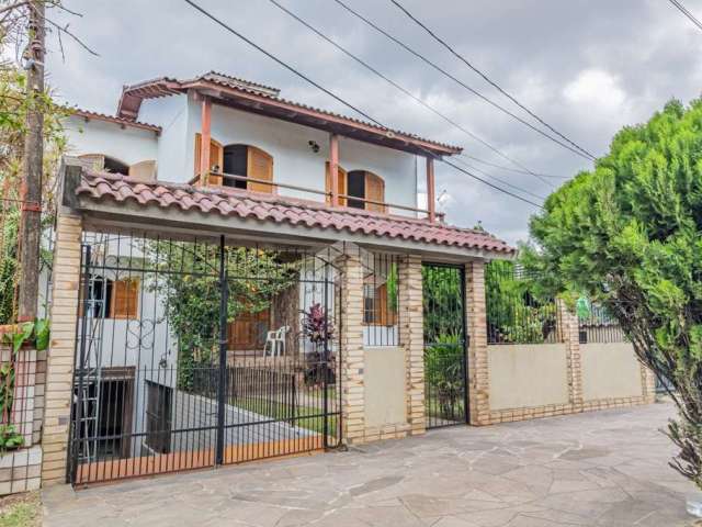 Sobrado com  03 dormitórios e piscina no no Parque Santa Fé.