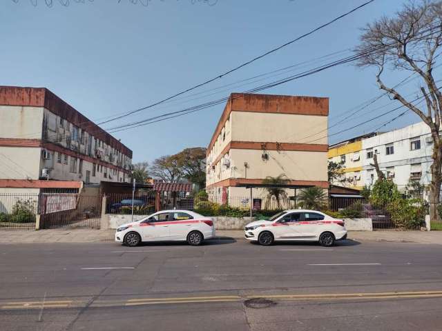 Térreo, amplo apartamento 2 dormitórios e garagem coberta. Em frente ao Zaffari CESTTO.