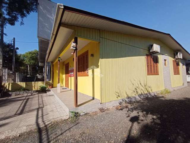 Casa mista com 3 dormitórios/Quartos sendo um suíte e 4 vagas no bairro Sarandi - POA/RS