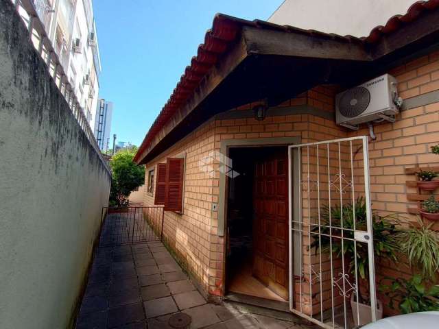 Terreno 255m² com 2 casas. Garagem para até 4 carros no bairro Rio Branco.