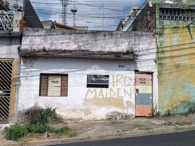 Terreno com um salão na frente e uma casa velha nos fundos