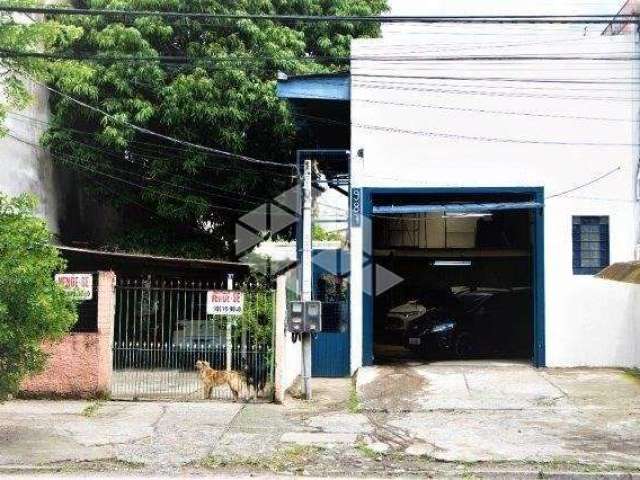 Terreno com 2 Casas e 1 Galpão em São João, Porto Alegre