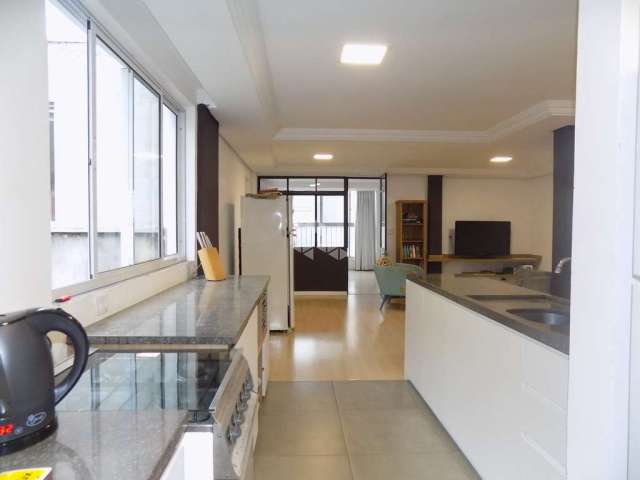 Apartamento 02 dormitórios no Centro Histórico de Porto Alegre reformado.