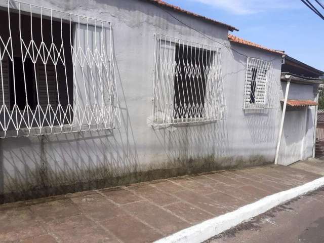 Terreno com 03 Casas todas de material com 02 vagas de garagem coberta e pátio interno  - Partenon PUCRS