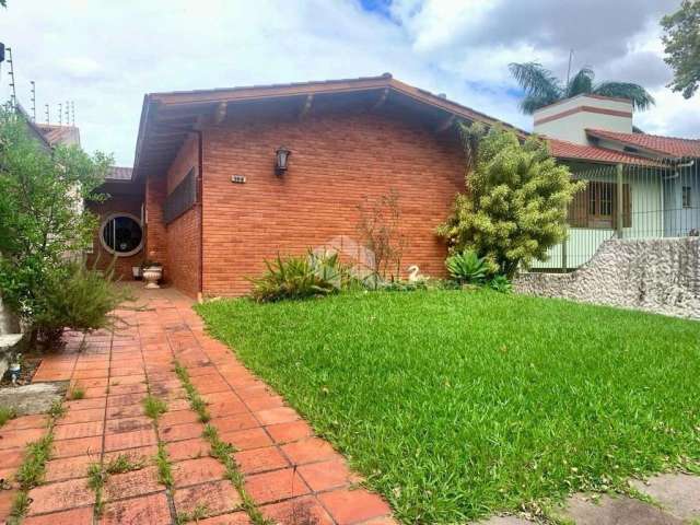 Casa térrea à venda, com 470 m², 3 dormitórios, 5 banheiros e 8 vagas