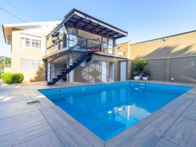 Casa com amplo pátio com piscina no bairro Guarujá.