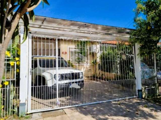 Casa a venda com 2 dormitórios, pátio e garagem coberta no bairro Hípica