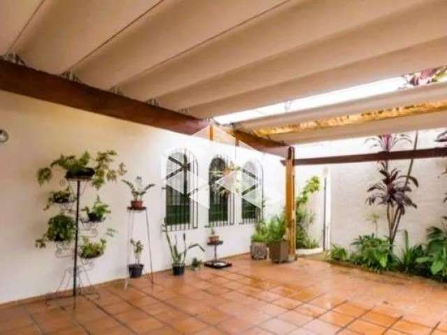 Casa assobradada com 3 quartos, sendo uma suíte, e 3 vagas de garagem, próximo ao Metrô Conceição.