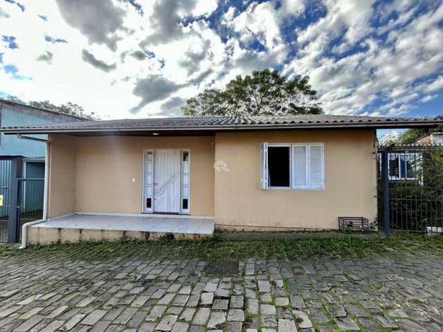 Casa com tres quartos no bairro Desvio Rizzo