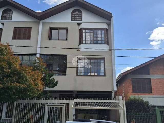 Sobrado triplex com 3 dormitórios e 183m² de área no bairro Jardim América