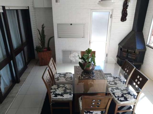 Apartamento no bairro Marechal Floriano com 2 dormitórios e 2 vagas.