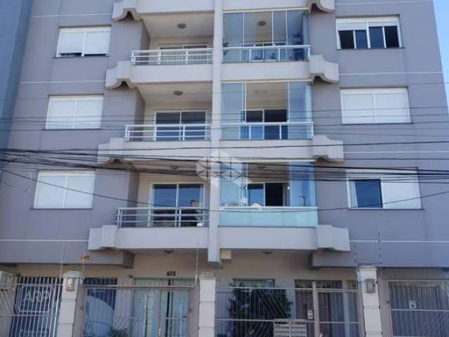 Apartamento com 2 quartos, 1 banheiro, cozinha com churrasqueira, sacada e amplo living!