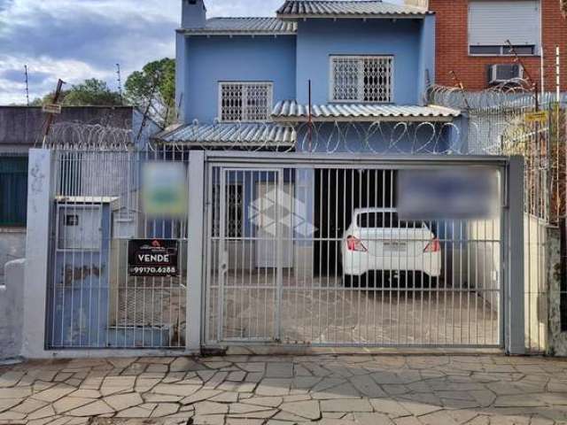 Casa com 4 dormitórios, 233 metros no bairro Partenon.