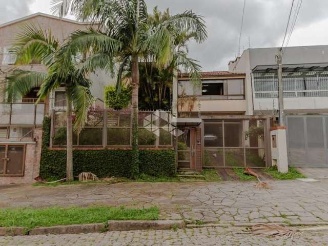 Casa de 3 dormitórios com 2 vagas de garagem no bairro Chácara das Pedras