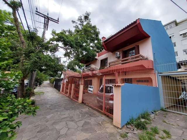 Casa à venda com 3 dormitórios/quartos e 2 Vagas/box no bairro Mont`serrat em Porto Alegre/RS