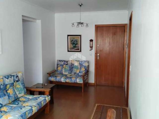 Apartamento de 2 dormitórios reformado com elevador, zelador e aceita pets.