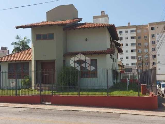 Casa 04 dormitórios/quartos - 390mt² privativos- com Galpão anexo - R$ 2.300.000,00