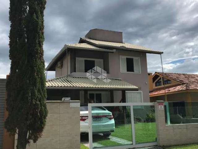 Casa 3 quartos, com 154m² piscina e churrasqueira próxima a praia dos Açores