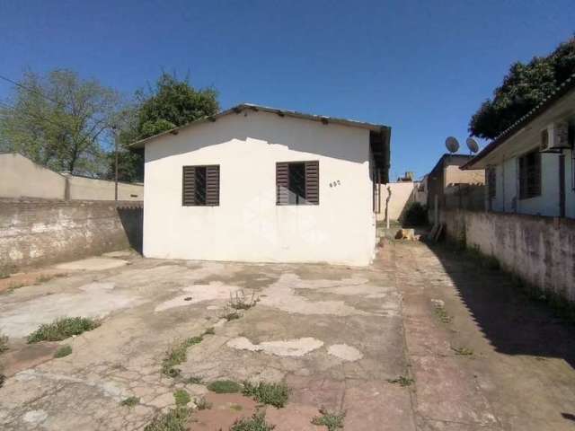 Duas casas em um ótimo terreno de 9,60m por 35m de fundo. Ideal para famílias grandes e/ou locações.