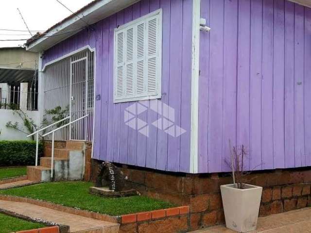 Casa térra com pátio e piscina no bairro Nonoai