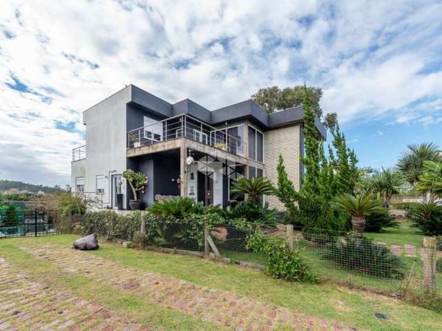 4 dormitorios sendo 2 suites Casa Sobrado com 500m² em condominio, bairro Teresópolis em Porto Alegre.