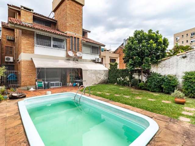 Casa com 4 dormitórios no bairro Cristal em Porto Alegre