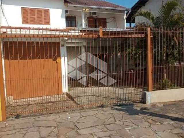 Casa tipo sobrado, 3 dormitórios, sendo 1 suíte, 2 banheiros, no bairro Vila Nova