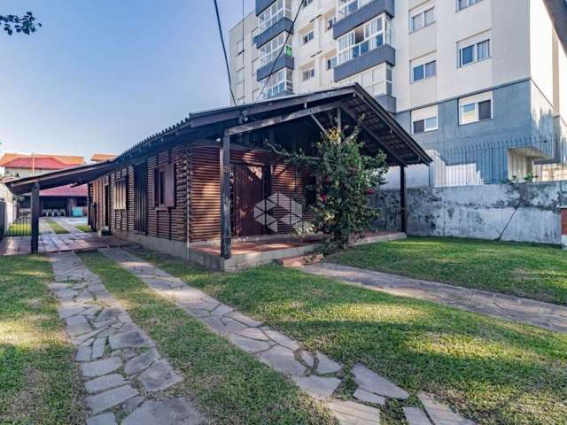 Casa térrea com 3 dormitórios e uma suíte, no Bairro Cristal