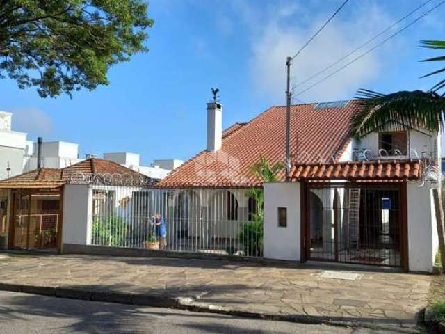 Casa com 03 dormitórios, 02 suítes, salas amplas, estilo rústico/colonial, com 300 m² privativos para venda no Bairro Nonoai