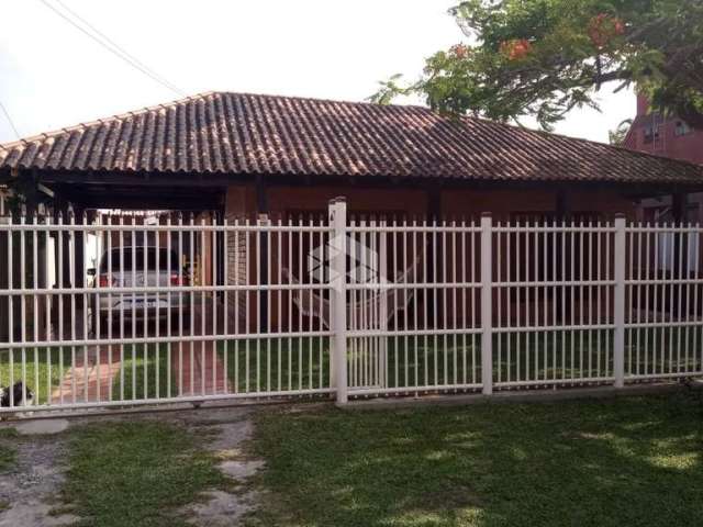 Casa com 3 quartos, 1 suíte, 1 banheiro, garagem para 2 carros. Praia da Armação em Penha- SC.