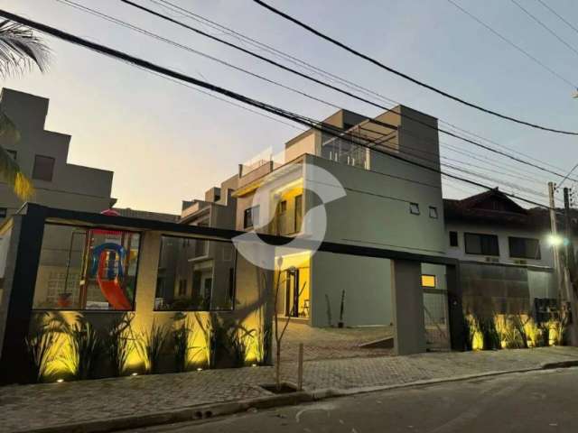 Casa triplex com 3 ou 4 suítes em condomínio em Itaipu