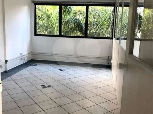 Sala comercial próxima ao metrô.