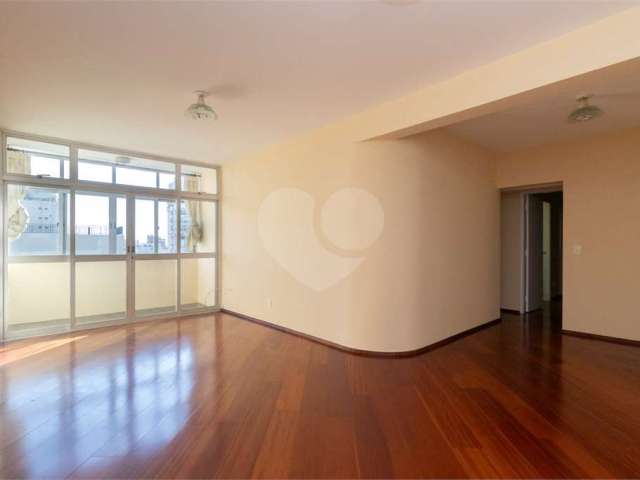 Apartamento de 94m2, 3 dormitórios, 1 suíte, 1 vaga, ao lado do metrô no Paraíso.