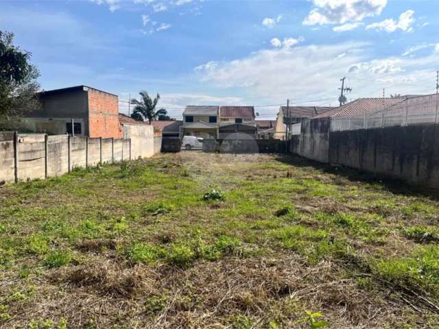 TERRENO COM 600m² (15x40), PLANO EM PINHAIS COM AMPLO ESPAÇO.