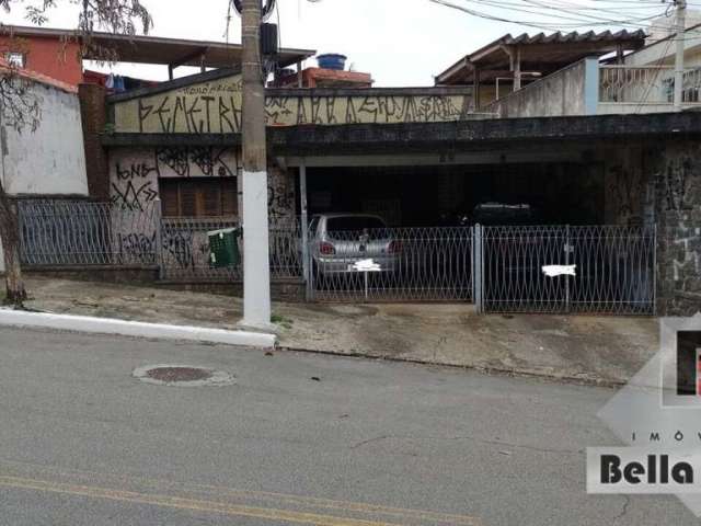 Casa térrea, bem localizada.