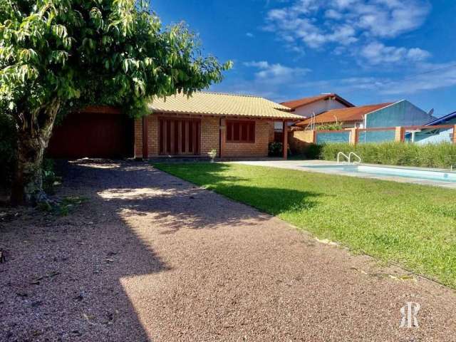 Casa 4 dormitórios com piscina em Tramandaí/RS.