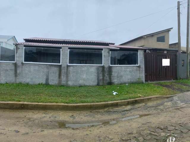 Casa com piscina, 04 dormitórios a poucos metros da praia em Tramandaí