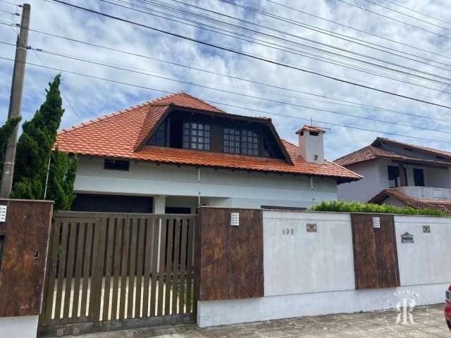 Lindo sobrado com 3 dormitórios e piscina no centro de Tramandaí