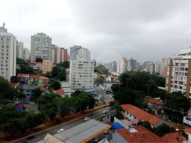 Oportunidade! Apto amplo, luz natural em todos ambientes, 3 dorms, suite e 2 vgs, próx. à Av Sumaré