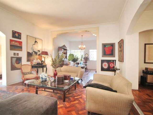 Casa com 3dts, 2 suites , 4 vagas  .Vila Madalena.